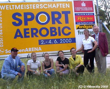 Gruppe vor Plakat
